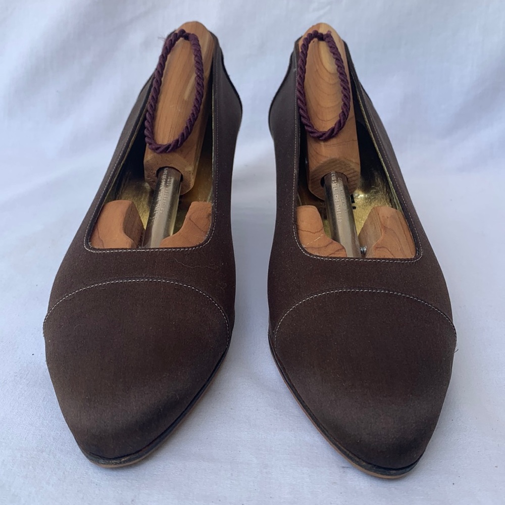 Vintage Chanel Brown Silk Pumps with Embroidered Logo on back heel. Sz8.5 - Picture 2 of 14
